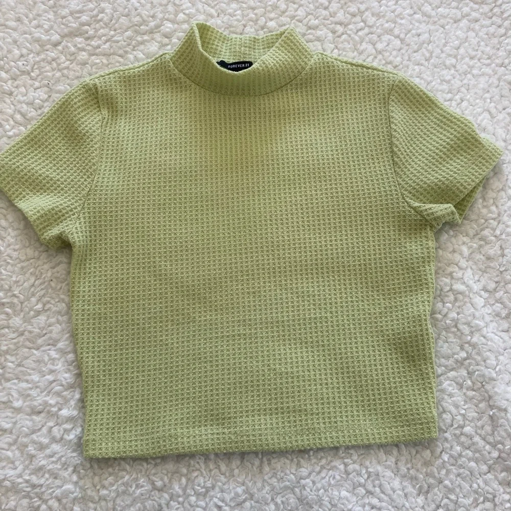 Forever 21 light green cropped top, short sleeve with mock turtleneck, sz med - Picture 1 of 5